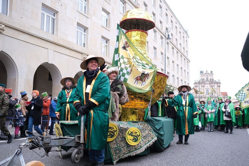 Orszak Trzech Króli w Warszawie 2023. Kolorowy pochód przeszedł przez miasto. "Niechaj prowadzi nas gwiazda!" 