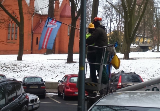 Na stargardzkich ulicach wywieszane są flagi z kirem.