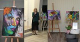 „Twarze w kolorach” - w bibliotece miejskiej w Wieluniu otwarto wystawę Doroty Borczyk