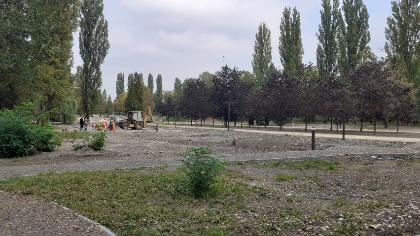 Na placu budowy Parku im. Fusińskiego w Sosnowcu sporo się...