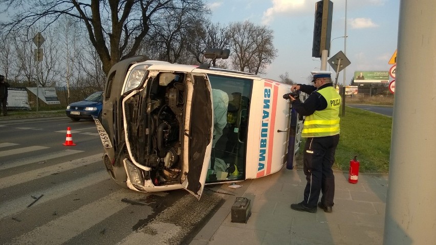 Wypadek na Brzezińskiej w Łodzi. Przewrócona karetka, 5 osób rannych [ZDJĘCIA]