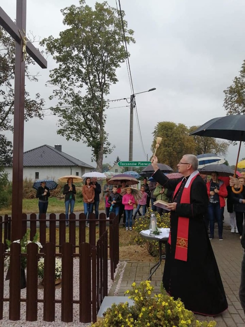 Nowy krzyż w Taczanowie Drugim. Ufundowali go parafianie z okazji swojej 65. rocznicy ślubu