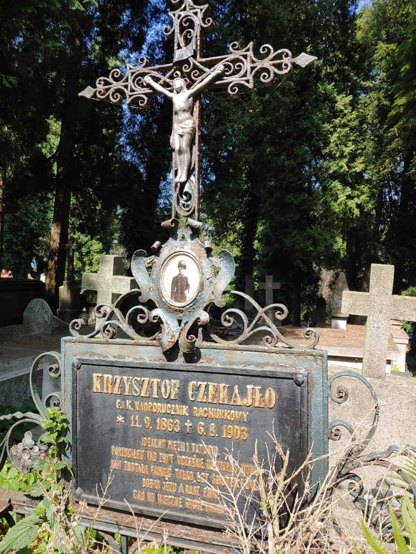 Ciekawe, zabytkowe nagrobki Cmentarza Głównego w Przemyślu....