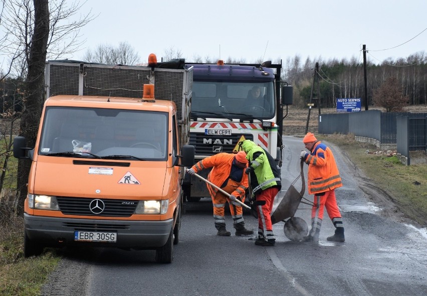 Łatanie dziur na drogach w powiecie zgierskim