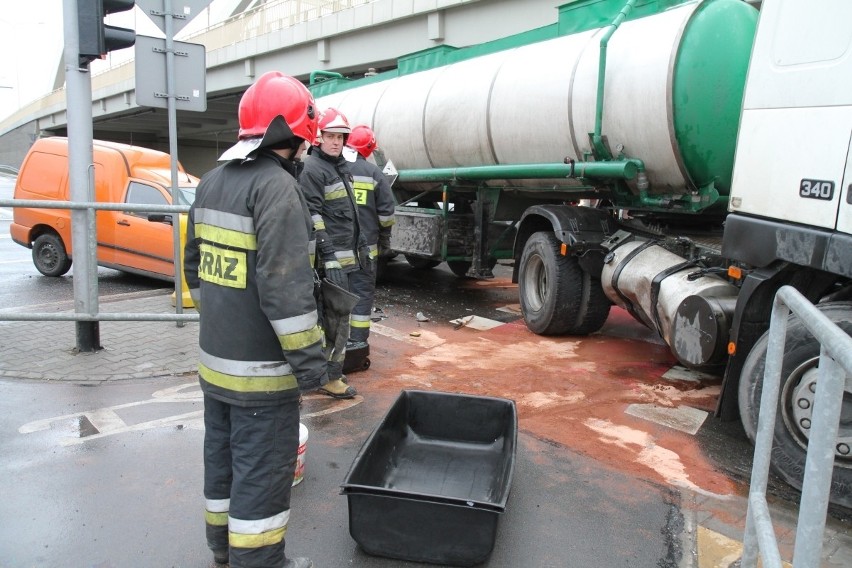 Wrocław: Na Żmigrodzkiej samochód osobowy wjechał w cysternę (ZDJĘCIA)