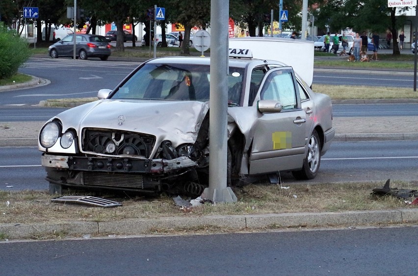 Legnica. Wypadek na skrzyżowaniu Piłsudskiego z Moniuszki i Żołnierzy II AWP