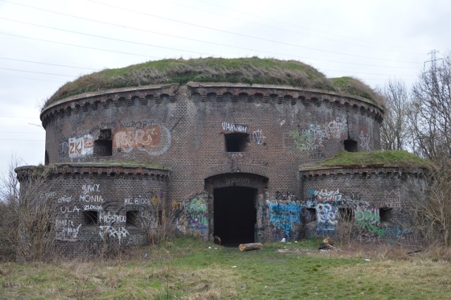 Barbakan, a właściwie Fort Malakoff - bo tak brzmi jego nazwa, to kultowe miejsce wśród głogowian. Przez lata był bardzo popularnym miejscem spotykania się młodzieży.