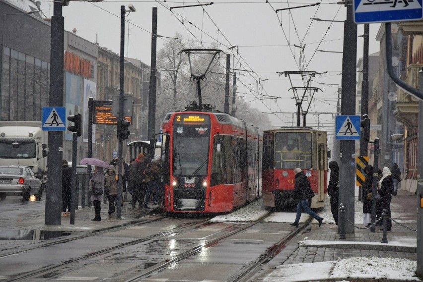 Zima w Częstochowie. Cały czas sypie śnieg. Zrobiło się...