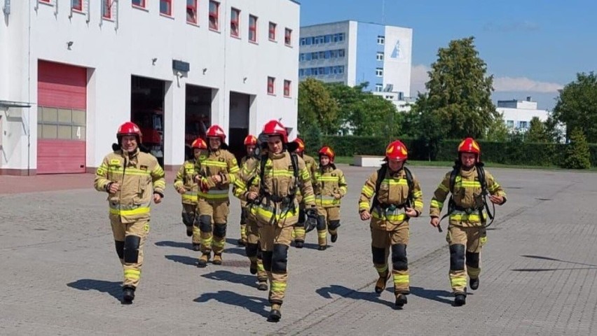 Trasa biegu wyznaczona została wokół głównego budynku...