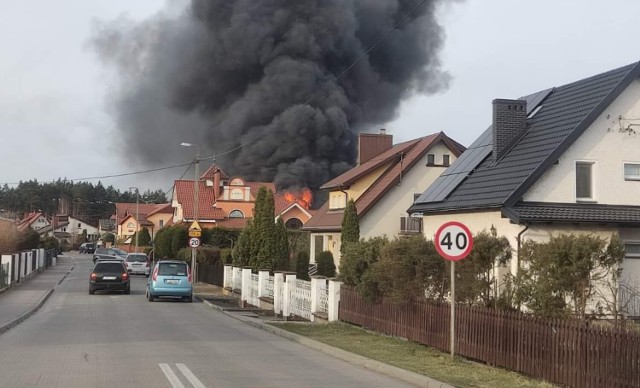 W wyniku pożaru stolarni w Osiu ucierpiały dwie osoby w tym strażak PSP Świecie