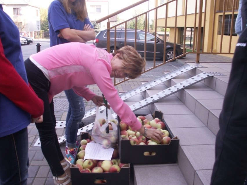Rozdają uczniom jabłka na drugie śniadanie