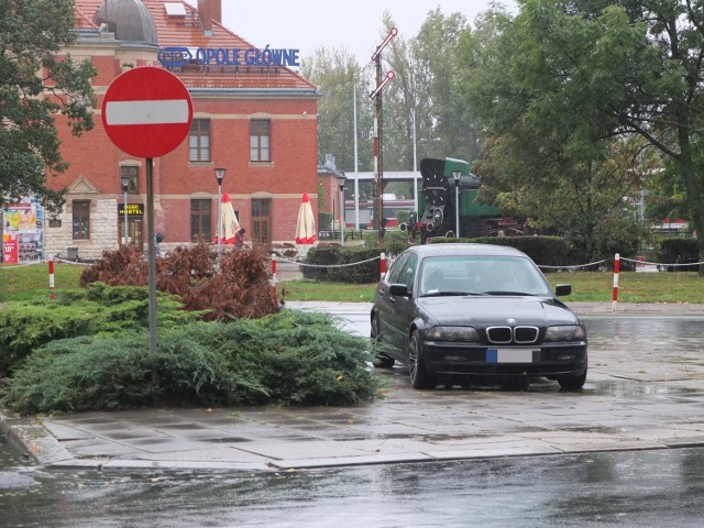 „Zebrę” zlikwidowano kilka lat temu, a wyspa powoli zamienia się w nieformalny parking.