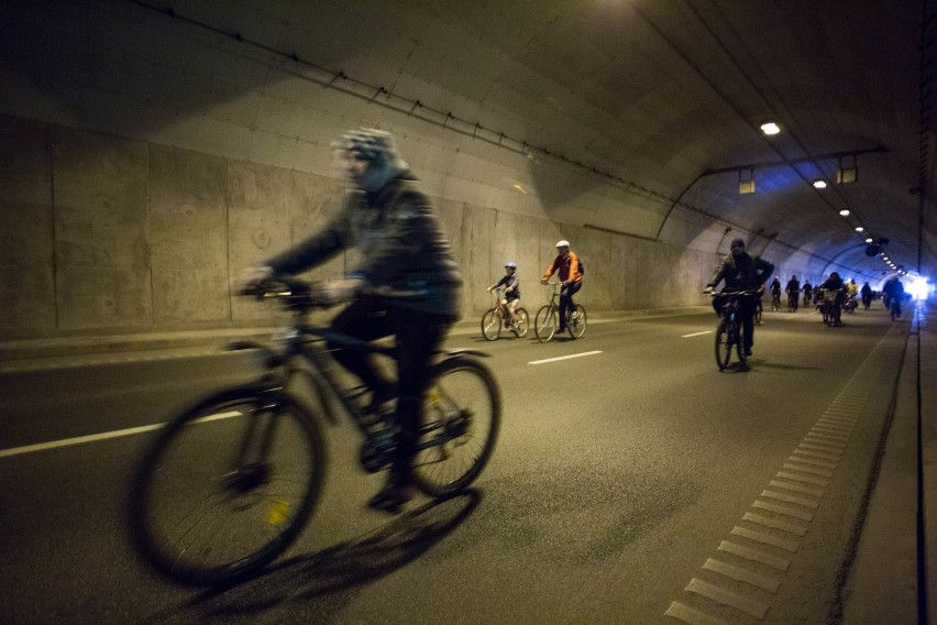 Przejazd rowerowy tunelem pod Martwą Wisłą