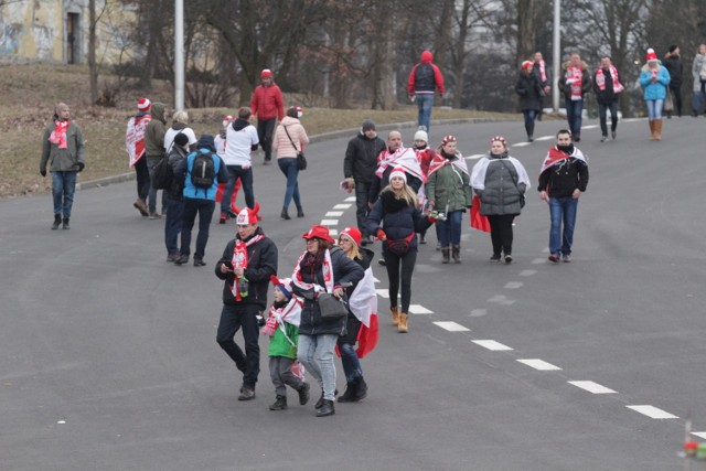 Przed meczem Polska - Korea Płd. na drogach do Stadionu Śląskiego nie było korków, większość kibiców wybrała się na to spotkanie komunikacją publiczną