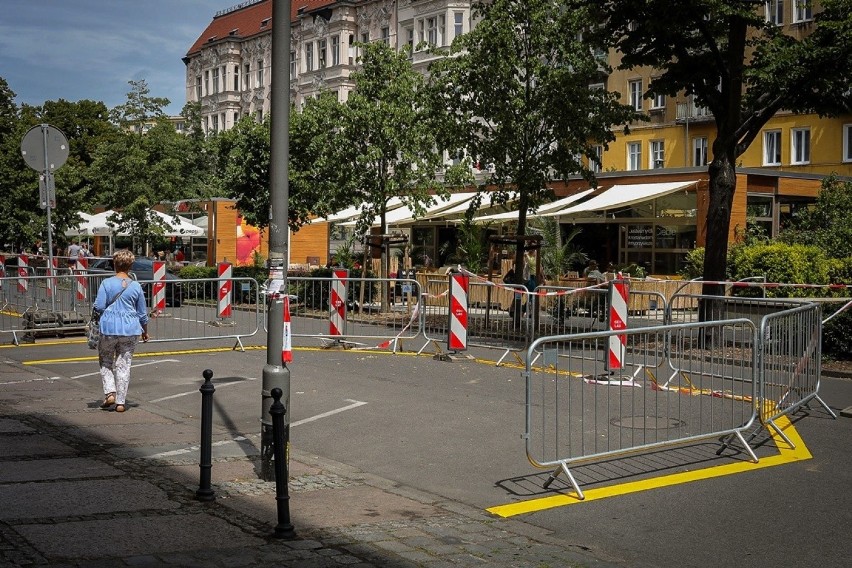 Zmiany w al. Jana Pawła II. Teraz jest więcej miejsca na ogródki gastronomiczne 