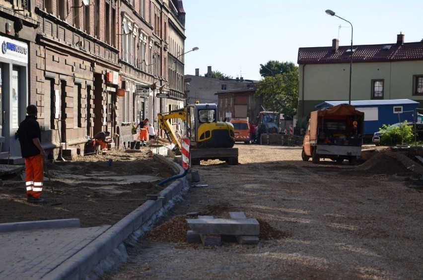 Pierwsze chodniki są już na przebudowywanej ul. Powstańców...