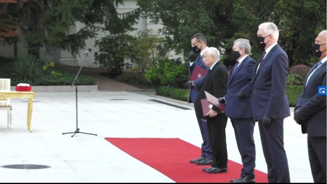 Jarosław Kaczyński po zaprzysiężeniu na wicepremiera: bez maseczki i bez rękawiczek