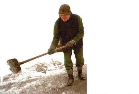 Antoni Gąsiorek zimą odśnieża chodniki a latem pielęgnuje miejską zieleń.  WOJCIECH TRZCIONKA