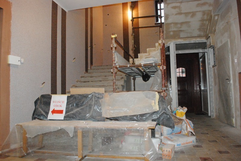 Śmigiel: po co remont klatki schodowej i holu w urzędzie miejskim?