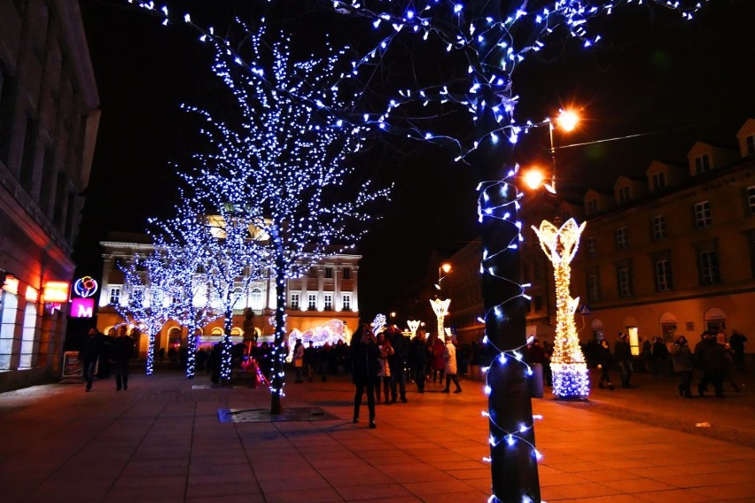Świąteczne iluminacje rozświetlające w grudniu stołeczne...