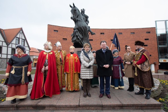 Słuchacze Kazimierzowskiego Uniwersytetu Trzeciego Wieku zaprosili w piątek do wspólnego świętowania imienin króla Kazimierza Wielkiego, założyciela Bydgoszczy.

Stroje z epoki, kwiaty pod pomnikiem i występy artystyczne - tak wyglądało piątkowe świętowanie imienin króla Kazimierza Wielkiego w Bydgoszczy. Do wspólnych obchodów imienin założyciela miasta zaprosili jak zawsze seniorzy z Kazimierzowskiego Uniwersytetu Trzeciego Wieku. 

Wśród gości wydarzenia znaleźli się między innymi wiceprezydent Bydgoszczy Maria Wasiak oraz Eugeniusz Gołembiewski, burmistrz królewskiego miasta Kowala, jednego z miast kazimierzowskich.
- Bydgoszcz jest bezsprzecznie kazimierzowska i to pod wieloma względami - mówił. - Macie tu nie tylko pomnik króla, nie tylko ulice i mosty nazwane jego imieniem, ale także uniwersytet, brygadę logistyczną i  IV Liceum Ogólnokształcące - ich wszystkich patronem jest Kazimierz Wielki. Widać więc, że bydgoszczanie są wdzięczni królowi. 

Organizatorzy, przebrani w stroje z epoki, złożyli kwiaty pod pomnikiem króla, a później zaprosili do wspólnego świętowania przed bydgoskim ratuszem - tam zatańczyły członkinie Zespołu Tańca Dawnego „Kazimierki”. Uroczystości zakończyły się wykładem historycznym w sali sesyjnej Urzędu Miasta. 

Rozpoczęła się największa inwestycja komunikacyjna w Bydoszczy. To rozbudowa ul. Kujawskiej. Co się zmieni? Zobacz:
