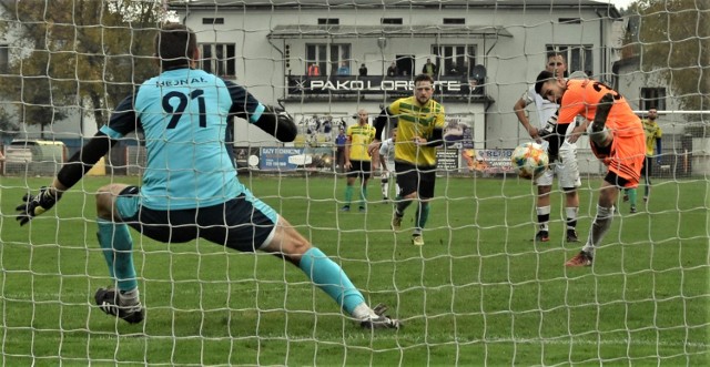 5 liga, Chrzanów; Hejnał Kęty - Brzezina Osiek 3:3. Na zdjęciu: Michał Majda strzela karnego, ratującego osieczanom punkt.