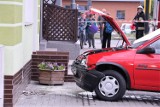 Czerwony Opel uderzył w budynek przy ulicy Moniuszki w Złotowie