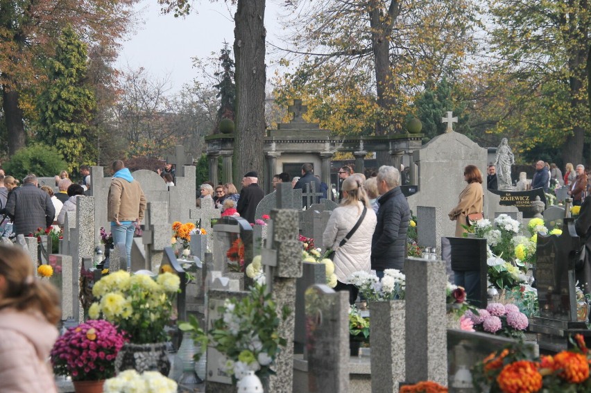 WSZYSTKICH ŚWIĘTYCH: Tłumy ludzi podczas mszy na cmentarzu w Krotoszynie [ZDJĘCIA]