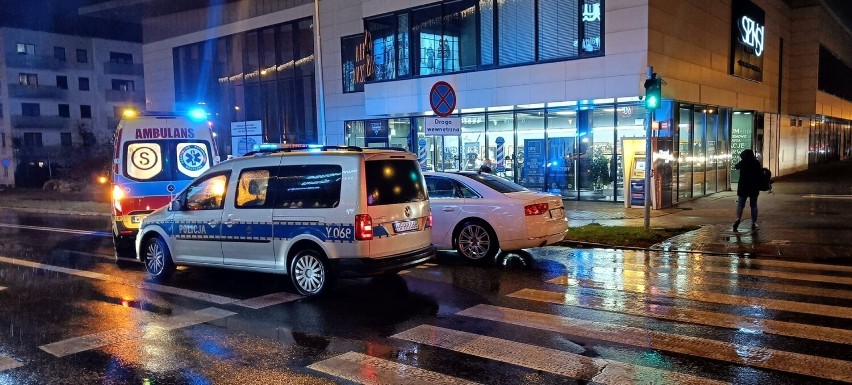 Kierowca potrącił kobietę na przejściu dla pieszych obok Galerii Słoneczna w Radomiu. Ranna trafiła do szpitala trafiła do szpitala