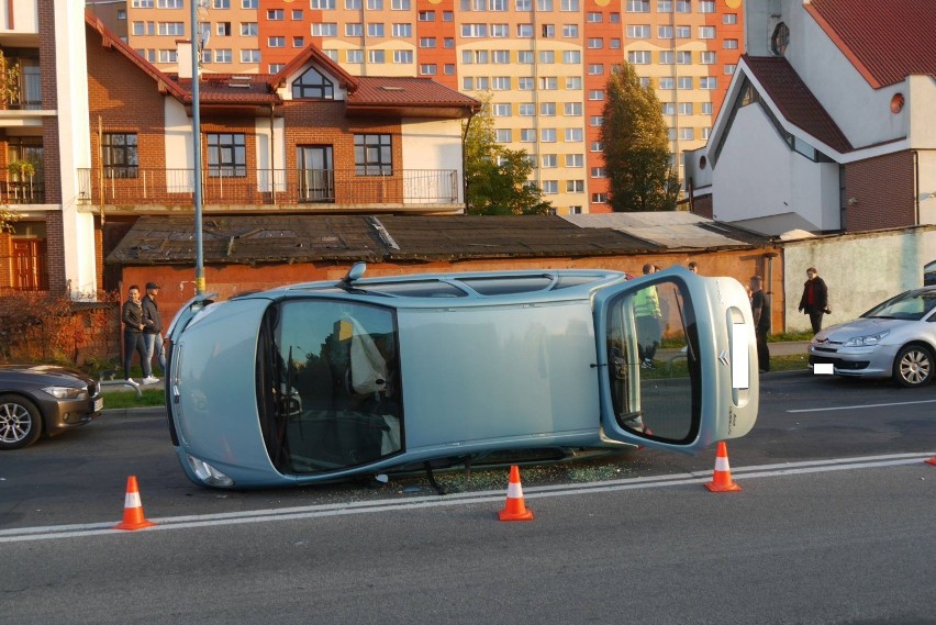 Wypadek Lubin. Uderzyła w trzy auta pod kościołem