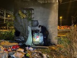 Policja apeluje o pomoc bezdomnym z Malborka, bo nadchodzi ochłodzenie. Służby sprawdziły miejsca ich pobytu