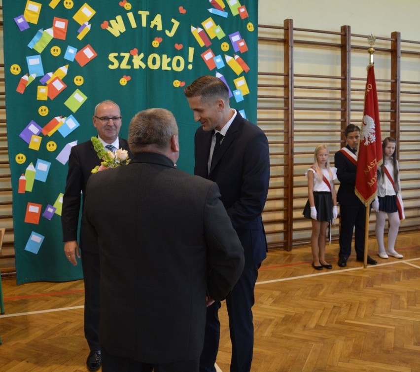 Nowy dyrektor odbiera gratulacje od burmistrza gminy Macieja...