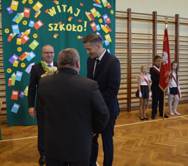 Nowy dyrektor odbiera gratulacje od burmistrza gminy Macieja Bratborskiego (po lewej) i przewodniczącego Rady Miejskiej Justyna Zaradniaka