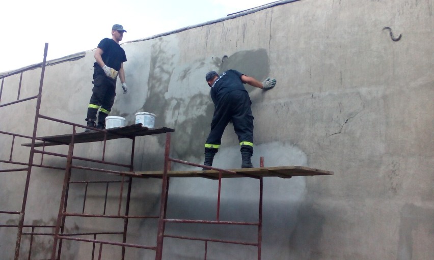 Strażacy z OSP Kamieńsk podsumowali prace nad modernizacją podwórka strażnicy