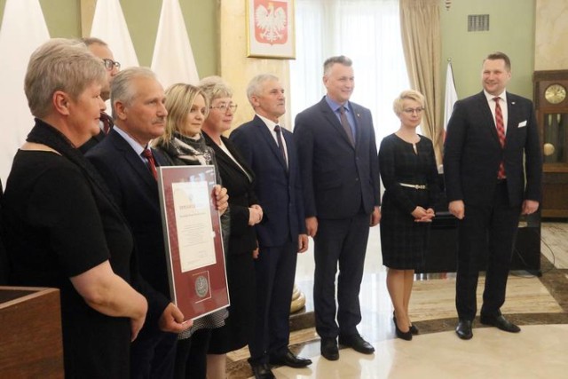 Za deklaracje anty-LGBT Przemysław Czarnek wręczał medale