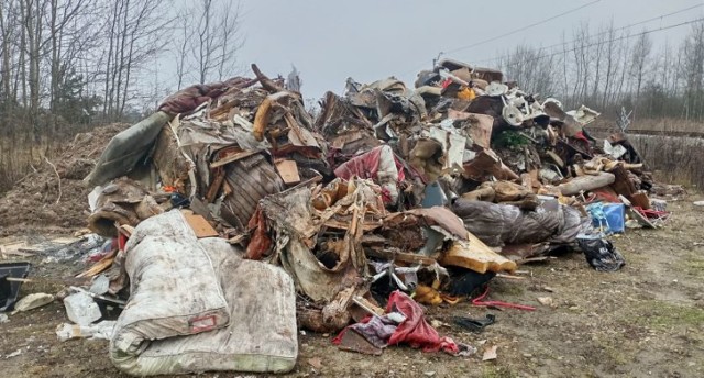 Ktoś wyrzucił śmieci i odpady na terenach kolejowych w Sławkowie