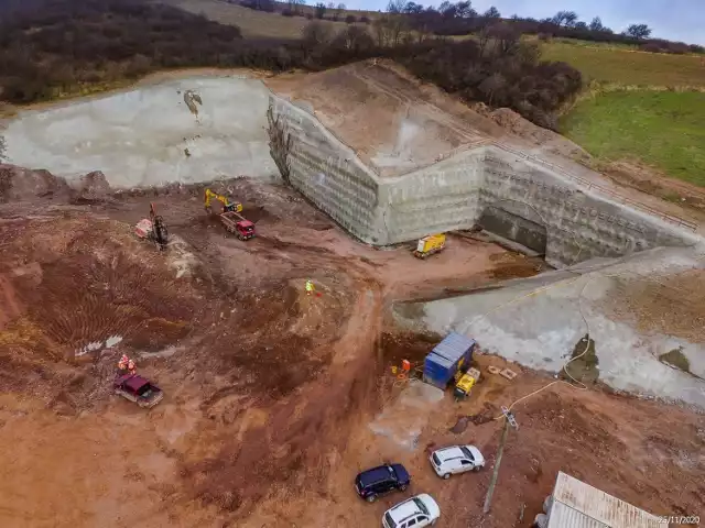 Budowa tunelu na drodze ekspresowej S3 Bolków - Kamienna Góra, zdjęcia z placu budowy - koniec listopada 2020