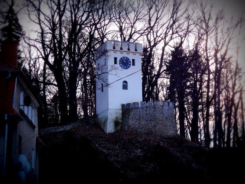 Wieża Anny. Kurant wybija melodię H.Wieniawskiego....