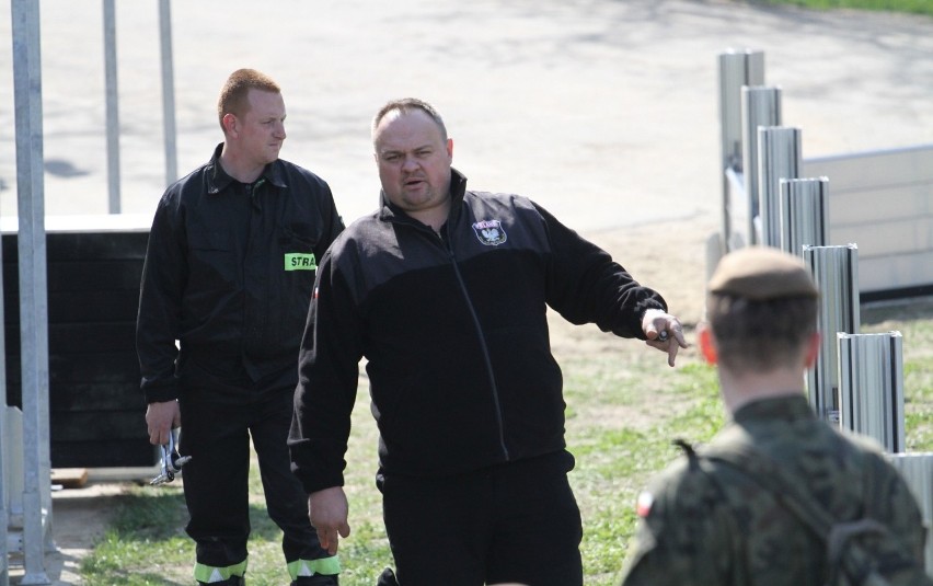 Terytorialsi składali zaporę przeciwpowodziową, napełniali worki piaskiem i uczyli się zwijać strażackie węże [ZDJĘCIA]