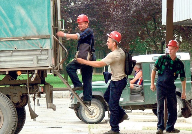 Aby dostać się do kopalni, młodzi górnicy muszą pokonać wiele trudności