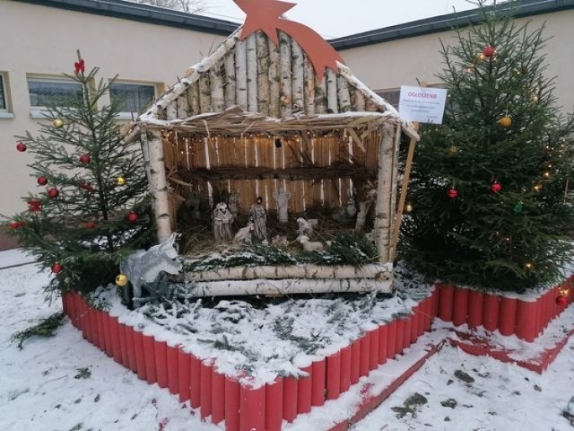 W Jędrzejowie stanęła pierwsza Bożonarodzeniowa Szopka. Można ją zobaczyć przed budynkiem Przedszkola numer 1.
