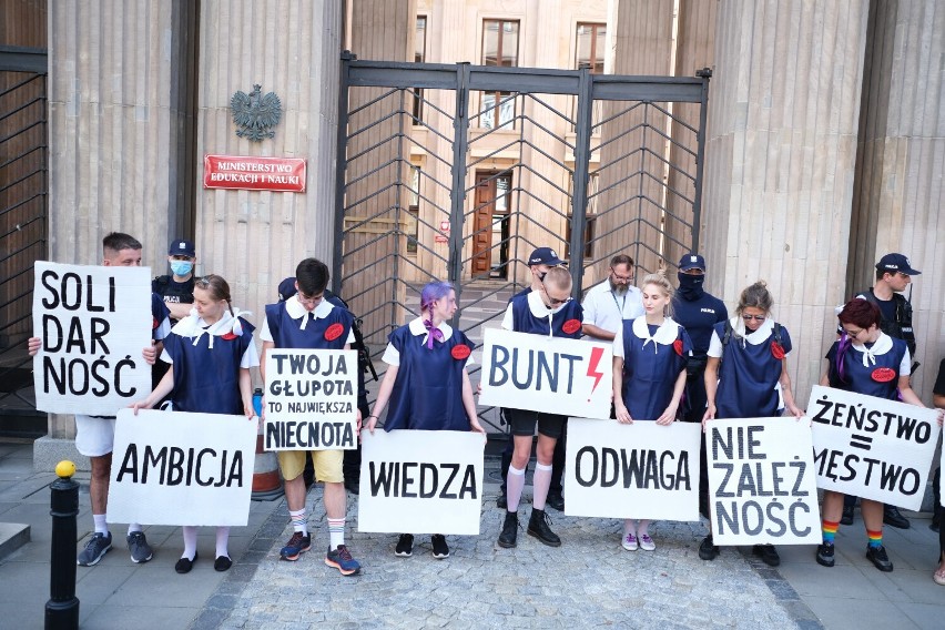 Strajk Kobiet przed Ministerstwem Edukacji Narodowej w Warszawie. "Gruntujemy Cnoty Niewieście"
