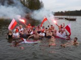 Wyjątkowe morsowanie nad Morminem. "Wodne Niebo" świętowało z Niepodległą!