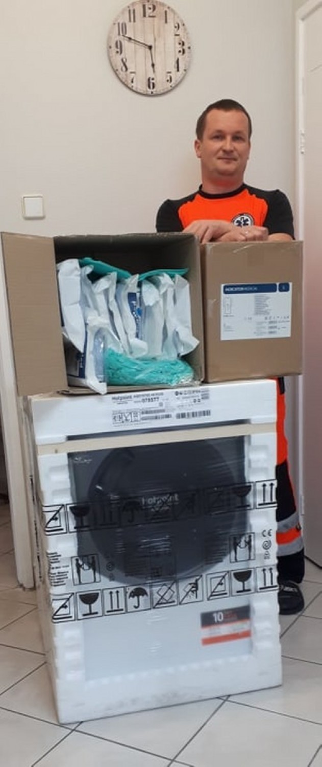WSCHOWA. Ratownicy medyczni z Nowego Szpitala we Wschowie otrzymali w prezencie pralko - suszarkę [ZDJĘCIA]