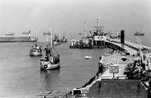 Panorama zablokowanego w kwietniu 1993 roku portu w Ustce.