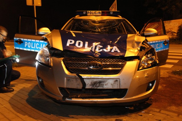 Do zdarzenia doszło w niedzielę ok. godziny 2.20. Policjanci patrolowali os. Pakuska. Zauważyli kierującego motorem typu cross bez włączonych świateł mijania. Nagle motocyklista zjechał na przeciwległy pas ruchu i uderzył czołowo w radiowóz.