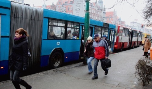 Wielu pasażerów jest zdezorientowanych, gdy autobusy zatrzymują się przed przystankiem.