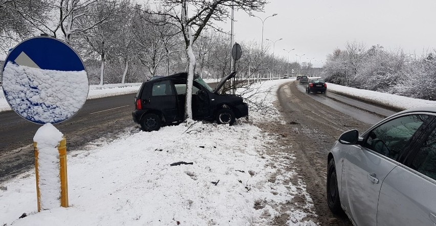 Nadeszła zima i od razu trudne warunki na drogach! Podsumowanie wypadków w Słupsku i regionie