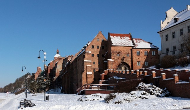 W zimowej scenerii Błonia Nadwiślańskie w Grudziądzu prezentują się wspaniale. A dziś (17 lutego) od rana w Grudziądzu znowu sypie śnieg.