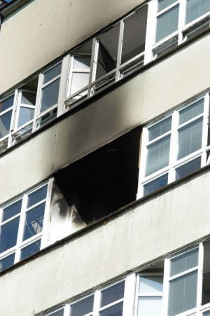 Uszkodzone okno na Wydziale Chemii UO. Fot. M. Świercz